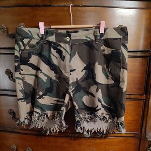 Taxi Camo Frayed Hem Women Shorts Sz 1X